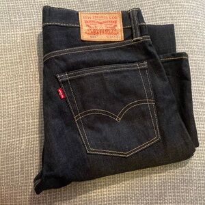 Men’s dark blue Levi’s 513